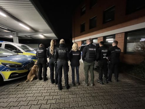 Polizeibeamte mit dem Zoll und Kräften des Ordnungsamtes der Stadt Monheim auf einem Foto.