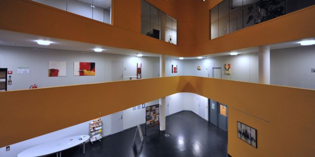 Bild zeigt Foyer und 1. Etage im Polizeigebäude