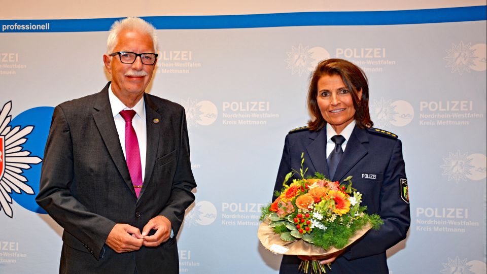 Landrat Thomas Hendele begrüßt Leitende Polizeidirektorin Ursula Tomahogh