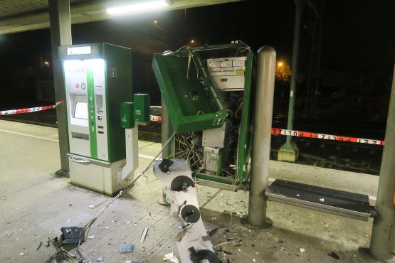Ein Ticketautomat wurde durch eine Sprengung schwer beschädigt.