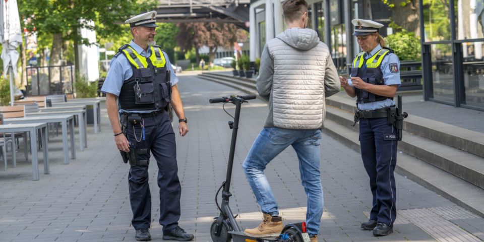 Polizei kontrolliert E-Scooter-Fahrer.
