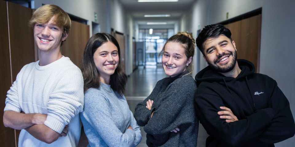 Julian, Lea, Adriana und Ramin sind vier von 31 Schülerinnen und Schülern im Modellversuch.